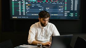 ▲上週外資在集中市場買超612.10億元，買超中信金5.96萬張最多，另賣超永豐金5.37萬張最多。（示意圖／PEXELS）  