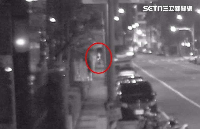 老翁被車燈近距離照亮身影後，下秒消失在畫面中，拐杖變形。（圖／翻攝畫面）