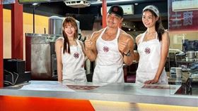 楷教練（中）被網友質疑割韭菜。（圖／翻攝臉書）