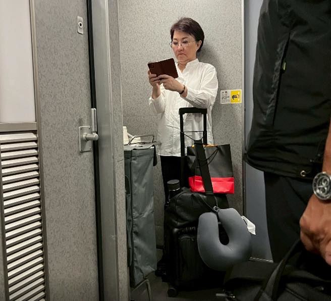 有民眾目擊盧秀燕搭高鐵「站回台中」，身上兩物飄出媽媽味，大讚「親民！」（圖／翻攝自「我是中壢人」臉書）