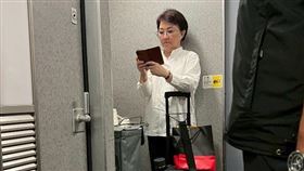 盧秀燕被目擊「搭高鐵站回台中」，身上兩物飄出「媽媽味」。（圖／翻攝自「我是中壢人」臉書）