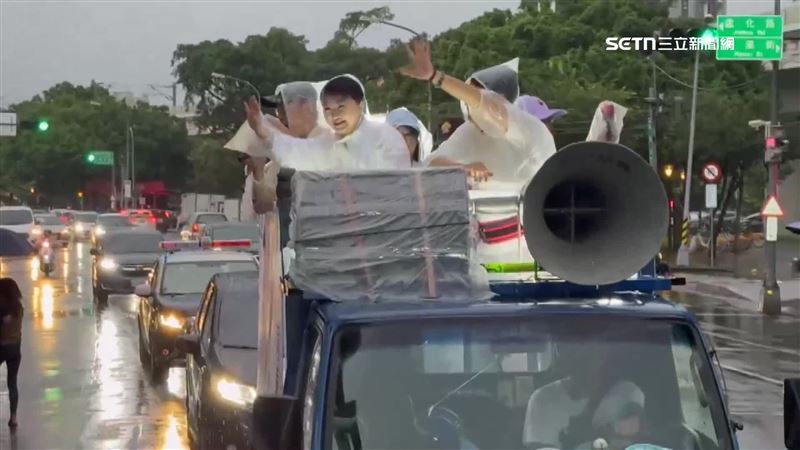 盧秀燕（前左）回到台中進行反罷免輔選，幫子弟兵掃街。（圖／資料照）