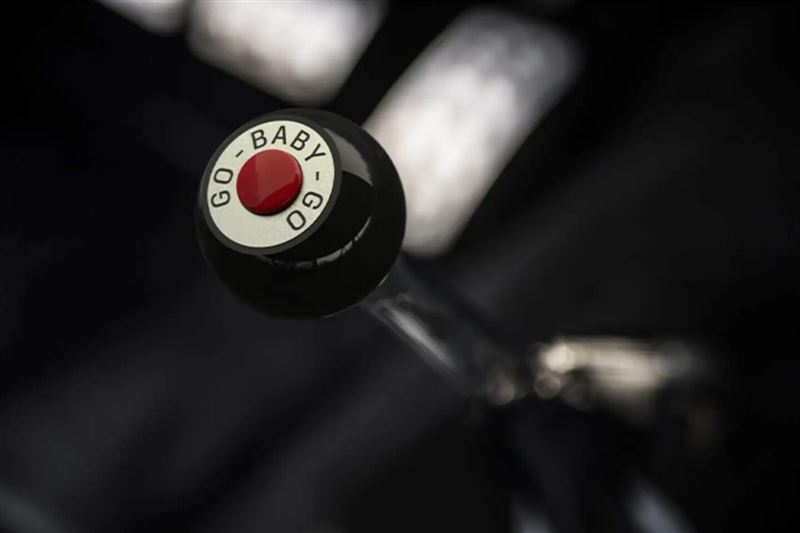 搭載480匹馬力的Coyote 5.0L V8引擎與五速手排。（翻攝Cinema Vehicle Services網站）