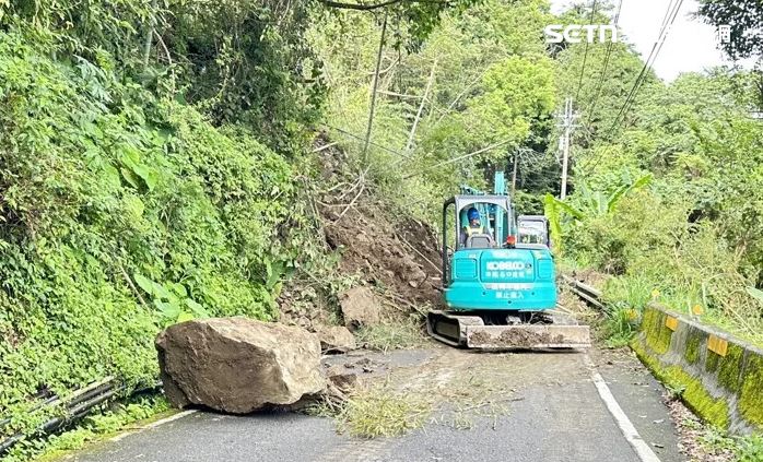 大雪山林道今(22)日清晨傳出土石滑落事件,位於13.3公里處的邊坡坍方,造成道路全面阻斷。(圖/翻攝畫面)