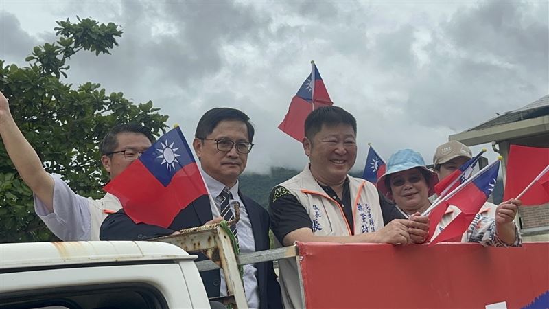 童子賢(左)到花蓮車掃挺罷免傅崐萁。(圖/民眾提供)
