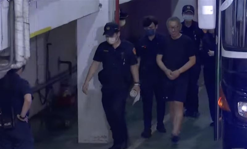 柯文哲搭囚車抵達北院,上次開庭的笑容不見了,緊繃著一張臉進入法院。(圖/翻攝畫面)