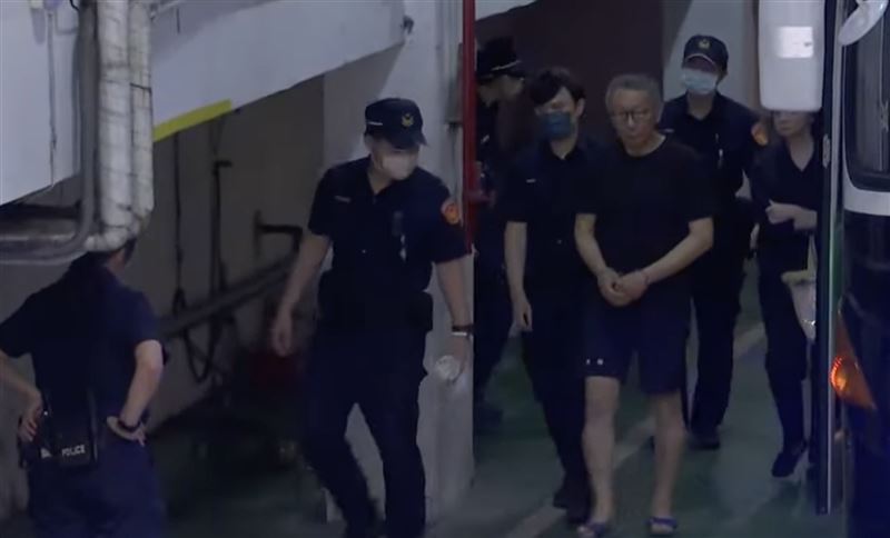 柯文哲搭囚車抵達北院,上次開庭時的笑容不見了,緊繃著一張臉進入法院。(圖/翻攝畫面)