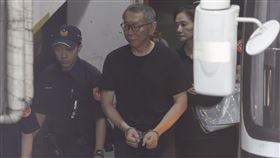 京華城案提訊柯文哲、應曉薇（2）台北地方法院17日上午持續開庭審理京華城案，前台北市長柯文哲（中）與國民黨台北市議員應曉薇（右）步下囚車，準備進入法院。中央社記者趙世勳攝  114年7月17日