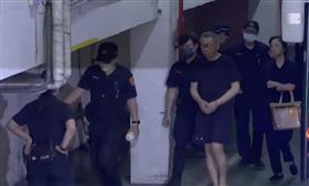 ▲柯文哲搭囚車抵達北院，上次開庭的笑容不見了，緊繃著一張臉進入法院。（圖／翻攝畫面）