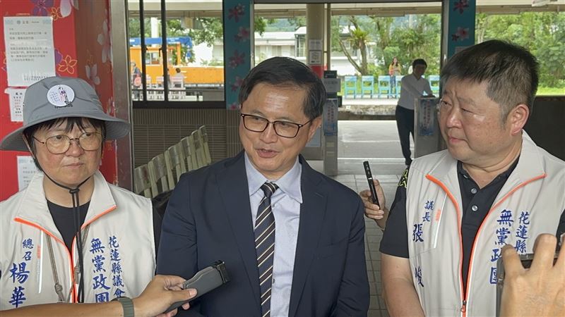 童子賢(中)公開捐款明細,直言「要告就告」。(圖/民眾提供)