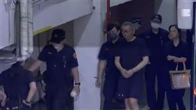 ▲柯文哲搭囚車抵達北院，上次開庭的笑容不見了，緊繃著一張臉進入法院。（圖／翻攝畫面）