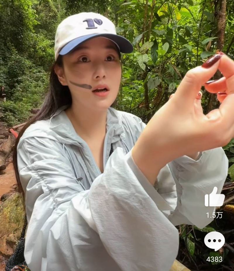 張馨予抓起螞蟻。(圖/翻攝自張馨予微博)