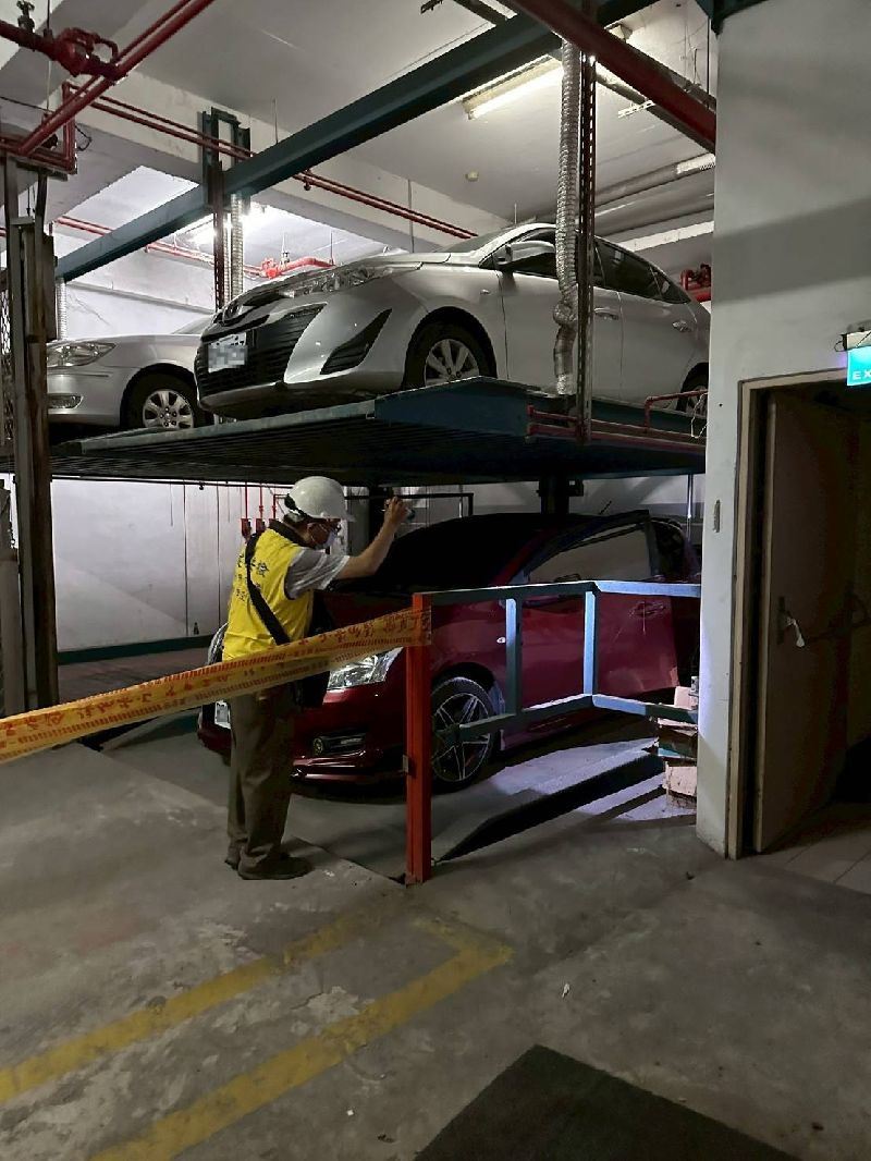 劉男與1歲兒子墜落機械車位下方。(圖/翻攝畫面)
