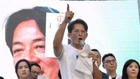 黃國昌出席民眾黨反罷免活動民眾黨20日下午在民進黨中央黨部前舉辦「民主起義 反罷要贏 台灣要贏」造勢活動，民眾黨主席黃國昌（前）表示，守住台灣的民主就是守住下一代共同的未來，呼籲支持者7月26日站出來不同意罷免。中央社記者張皓安攝 114年7月20日