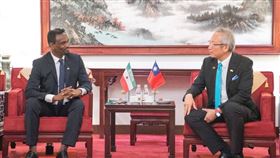 索馬利蘭外長與吳志中晤談索馬利蘭共和國外交暨國際合作部長巴卡曼（Abdirahman Dahir Adam）（左）21日率團訪台，並與外交部政務次長吳志中（右）晤談。（外交部提供）中央社記者楊堯茹傳真  114年7月21日