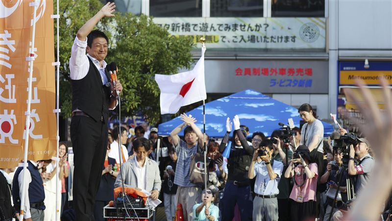 日本參政黨創辦人神谷宗幣,過去曾是自民黨一員,如今以「日本優先」為號召,深受年輕族群支持。(圖/美聯社/達志影像)