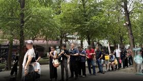 許多星粉自備椅子早已守候多時，也有人坐在椅子上等到睡著，甚至有星粉坐在露營椅上，一邊使用筆電工作。（圖／記者王文承攝影）

