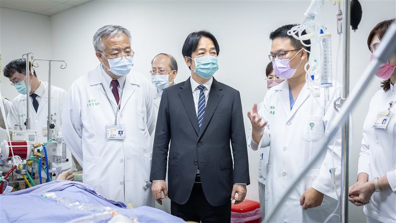 總統賴清德日前南下探視台電受傷員工。(圖/總統府提供)
