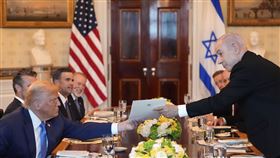 ▲納坦雅胡遞給川普給諾貝爾委員會的提名信。（圖／美聯社／達志影像）