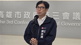 陳其邁市政會議前受訪高雄市長陳其邁22日在市政會議前接受媒體聯訪說，高市共動員1807人次支援台南、嘉義救災，將在會議上表揚市府員工辛勞，並給予2天榮譽假慰勞他們的付出。中央社記者林巧璉攝  114年7月22日
