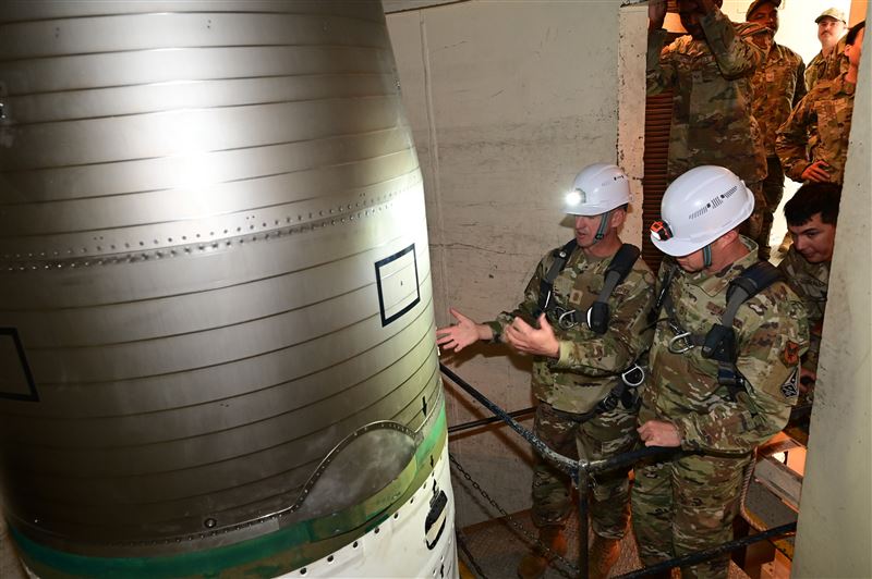 美國空軍總士官長弗洛西(David Flosi)參訪沃倫空軍基地懷介紹洲際彈道飛彈(ICBM)的相關系統。(圖/翻攝自F.E. Warren Air Force Base官網)