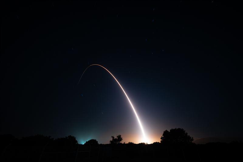 2025年5月21日,一枚未搭載彈頭的民兵三型(Minuteman III)洲際彈道飛彈於加州進行作戰測試發射。(圖/翻攝自F.E. Warren Air Force Base官網)