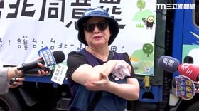 ▲挺罷免的阿姨回憶起徐巧芯比中指、咬人的事跡，怒轟很難看。（圖／翻攝畫面）