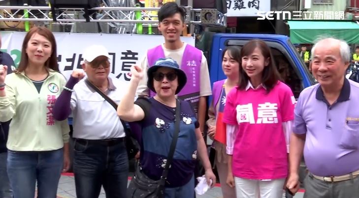 挺罷免的阿姨帶頭喊大罷免大成功。(圖/翻攝畫面)