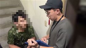 台北市忠孝東路四段一家酒吧外日前發生縱火案，原本擔任店長的陳姓男子（26歲）不滿被降職成店員，懷疑升任店長的高姓男子（24歲）暗中說他壞話所致，因此放火燒毀高男停在店外的重機洩憤，警方循線逮捕陳男，全案已依公共危險、毀損等罪嫌移送法辦。