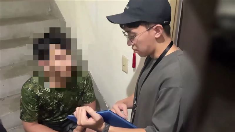 警方循線拘提縱火的陳男(左)。(圖/翻攝畫面)