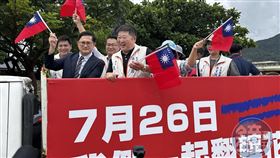 童子賢表態支持罷免傅崐萁，今與花蓮縣議長張峻一起掃街宣傳。（圖／鏡週刊）