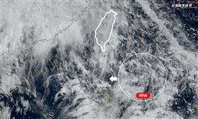 「台灣颱風論壇｜天氣特急」今（22）天午間發文表示，大低壓帶中容易冒出小低壓，現在又多了一個熱帶擾動99W。（圖／翻攝自台灣颱風論壇） 