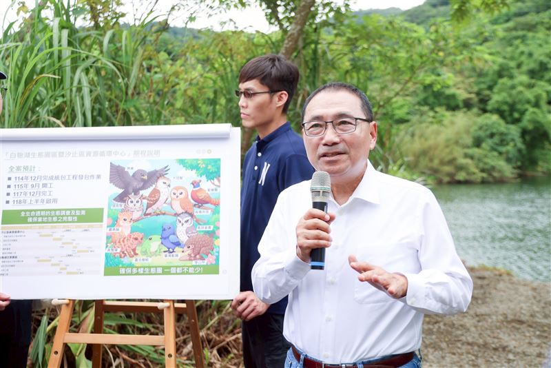 新北市長侯友宜「汐止白匏湖及周邊環境視察暨『汐止區康寧街三期道路改善工程』完工視察」。(圖/新北市政府提供)