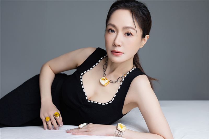 尹馨因拍鬼片磁場衰，靠琥珀辟邪。（圖／鏡藝宏海提供／服裝iROO提供）