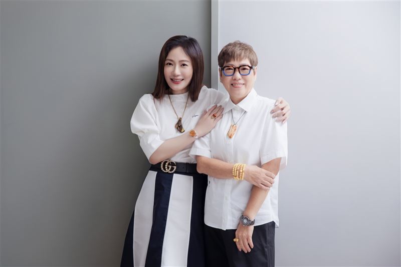 尹馨的影后級高級感，「琥珀女王」小劉姐盛讚尹馨和琥珀一樣高級天然珍貴。（圖／鏡藝宏海提供／服裝iROO提供）