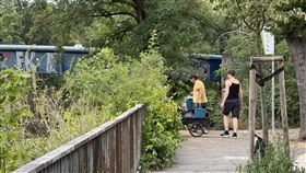 柏林居民自發汲取河水澆樹柏林今年降雨量較往年少，導致樹木更容易遭遇病害。近期柏林近河住宅區可見不少民眾自發性汲取河水澆樹。一名澆水民眾告訴中央社，柏林應該種植更多耐熱耐旱的樹木，以因應氣候變遷。中央社記者林尚縈柏林攝　114年7月21日