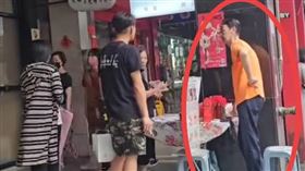 眭澔平直擊關聰在街頭賣XO醬。（圖／翻攝自臉書）