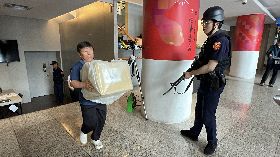 蘭嶼綠島罷免選票船運送達