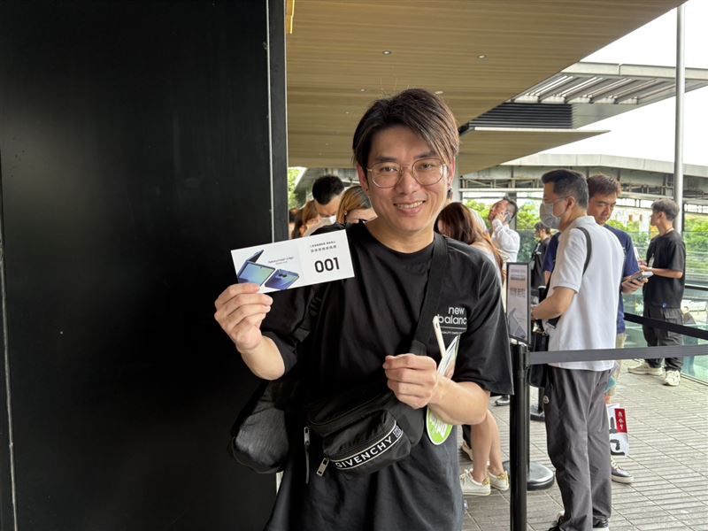 成功搶下頭香粉絲陳先生,凌晨3點就從住家出發抵達現場,為了第一時間拿到期待許久的新機。(圖/記者王文承攝影)