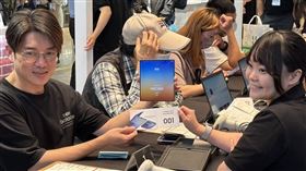 成功搶下頭香粉絲陳先生，凌晨3點就從住家中和出發抵達現場，為了第一時間拿到期待許久的新機。（圖／記者王文承攝影）

