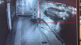 灑水車與計程車撞擊瞬間。（圖／翻攝畫面）