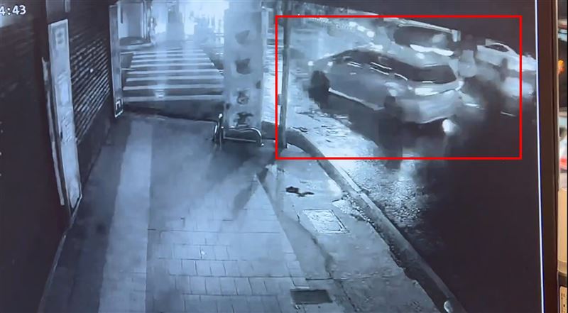 灑水車攔腰撞上計程車瞬間。(圖/翻攝畫面)