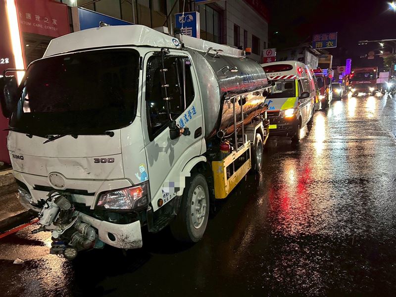許男駕駛的灑水車。(圖/翻攝畫面)