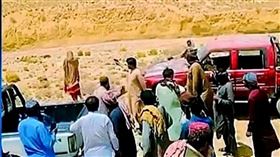 巴基斯坦女子行刑前神情平靜，沙漠中接可蘭經後倒地，男子倒在她身旁身中多槍。（圖／翻攝自X @sherryrehman）