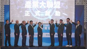 蕭副總統見證台灣AI機器人產業大聯盟成立（1）副總統蕭美琴（中）21日在台北，出席「台灣AI機器人產業大聯盟成立大會」，與立法院副院長江啟臣（右4）、經濟部政務次長何晉滄（左4）、台灣雲端物聯網產業協會理事長吳政忠（左2）、電機電子工業同業公會秘書長林全能（右）、台灣機械工業同業公會理事長莊大立（左）、台北市電腦公會理事長彭(雙)浪（右3）、台灣智慧自動化與機器人協會理事長絲國一（左3）等人進行啟動儀式。中央社