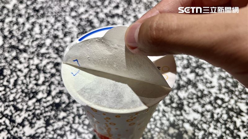記者實際測試,紙片封膜正常使用不易外露、撕除。(圖/記者 賴俊佑攝影)