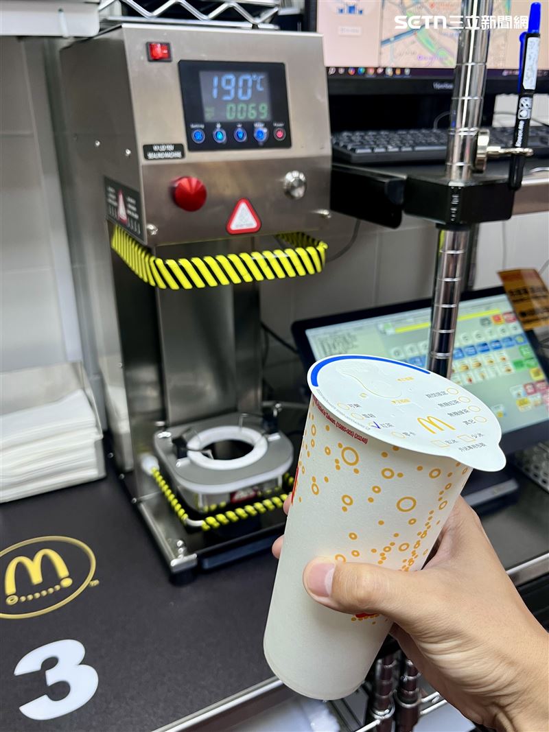 麥當勞紙片封膜機目前全亞洲只有台灣在測試。(圖/記者 賴俊佑攝影)