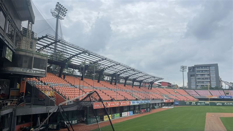台南棒球場已經拆除在丹娜絲颱風受損的三壘側看台頂棚。(圖/統一獅球團提供)