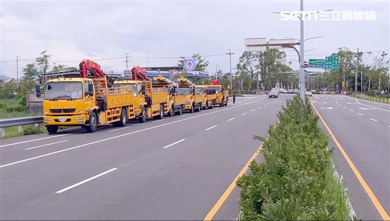 7輛台電工程車到柳營奇美醫院接李元瀚回家。(圖/記者林昱孜攝影)