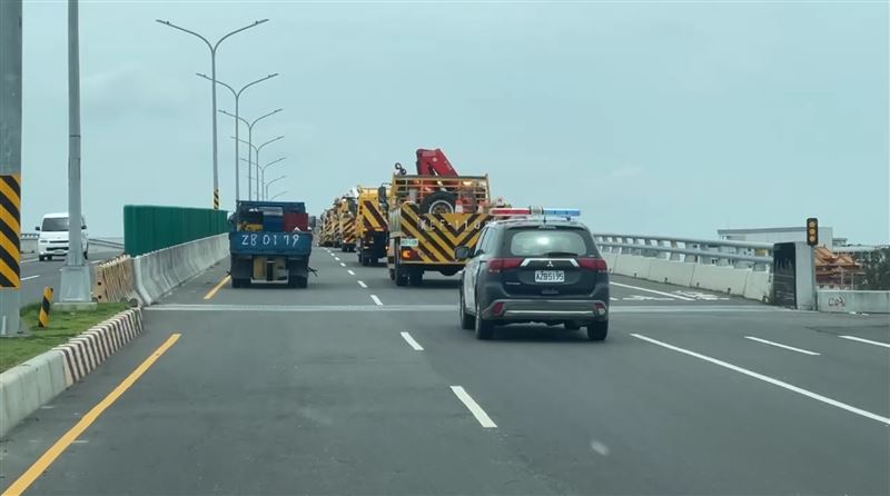 7輛台電工程車到柳營奇美醫院接李元瀚回家。(圖/記者林昱孜攝影)